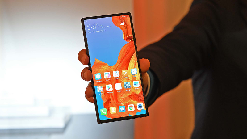 When folded up, the Mate X’s 6.6-inch front screen makes it looks like a regular phone, as opposed to the Galaxy Fold which sports a shrunken 4.6-inch exterior display.